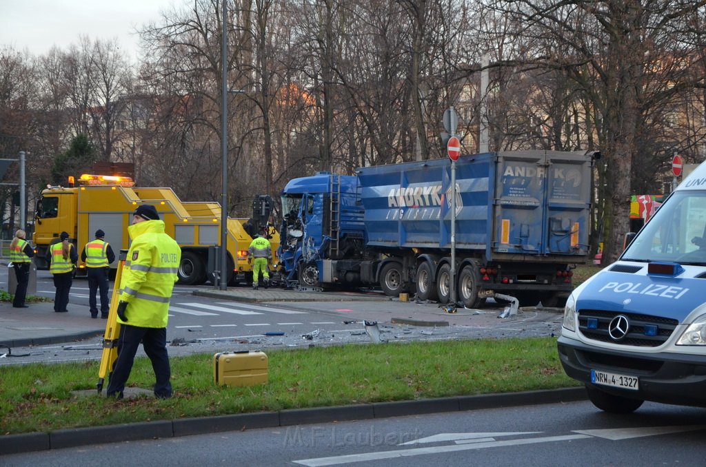 Schwerer VU LKW KVB Bus PKW Koeln Agrippinaufer Ubierring P218.JPG